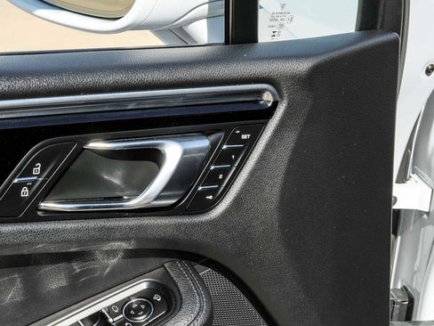 Used 2023 Porsche Macan image 43