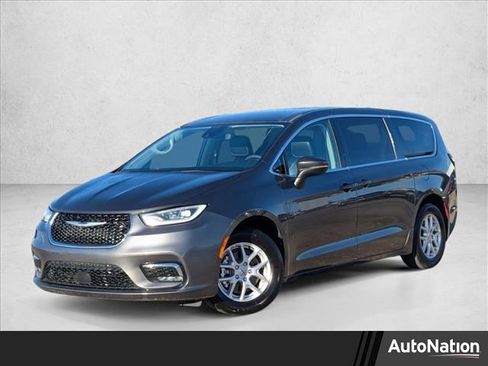 Used 2023 Chrysler Pacifica Touring-L image 1