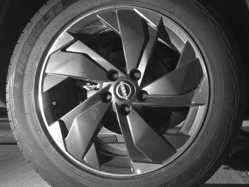 Used 2025 Nissan Rogue SV image 15