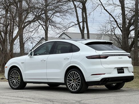Certified 2023 Porsche Cayenne Platinum Edition image 3