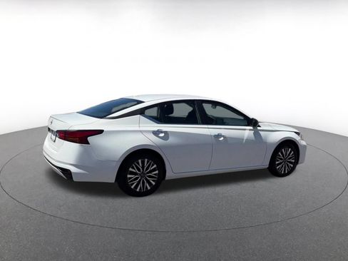 Used 2025 Nissan Altima 2.5 SV FWD image 15