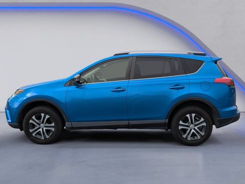 Used 2018 Toyota RAV4 LE FWD image 3