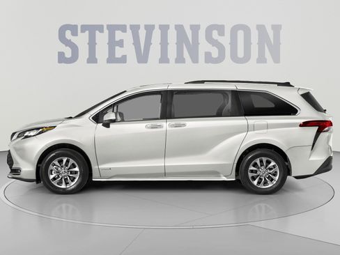 Used 2021 Toyota Sienna XLE w/ XLE Plus Package AWD/4WD image 3