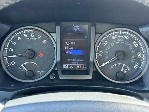 Used 2018 Toyota Tacoma TRD Off-Road image 30