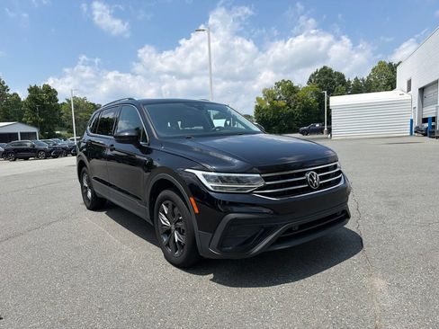 Used 2023 Volkswagen Tiguan SE w/ Panoramic Sunroof Package FWD image 7