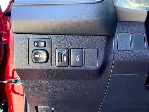Used 2018 Toyota RAV4 LE image 33