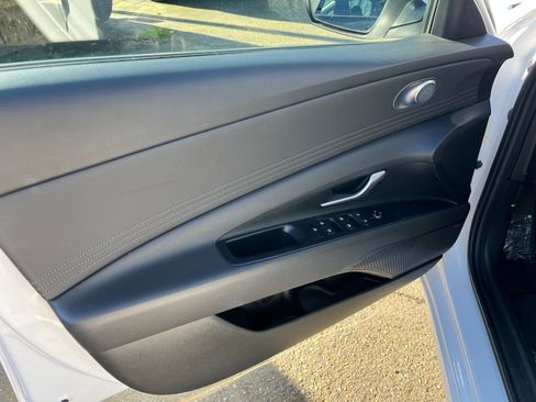 Used 2025 Hyundai Elantra Limited image 18