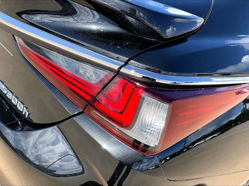 Used 2021 Lexus ES 300h Ultra Luxury w/ Accessory Package 2 FWD image 29