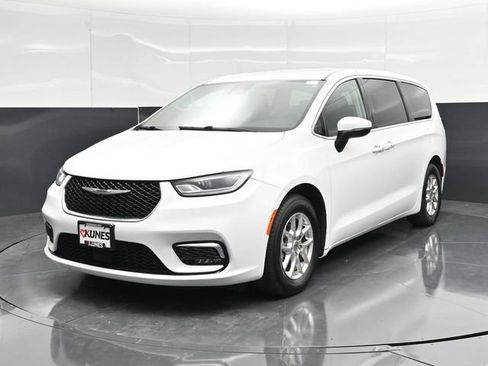 Certified 2023 Chrysler Pacifica Touring-L FWD image 7
