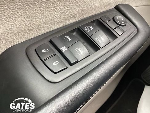 Used 2024 Chrysler Pacifica Touring-L FWD image 24