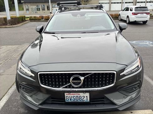 Used 2020 Volvo V60 T5 Cross Country image 1