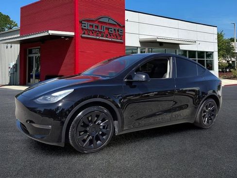Used 2021 Tesla Model Y Long Range AWD/4WD image 1