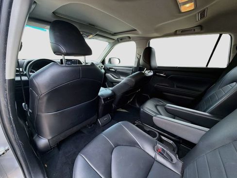 Used 2022 Toyota Highlander XLE FWD image 24