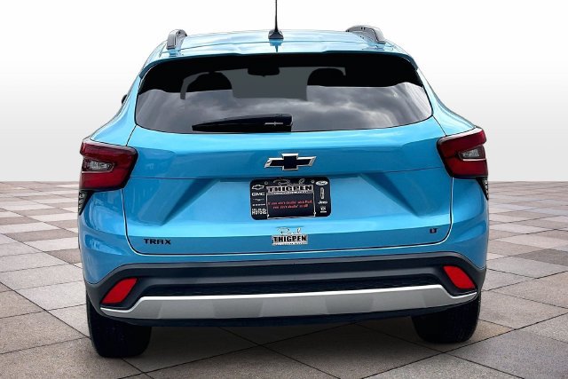 Used 2025 Chevrolet Trax LT w/ LT Convenience Package FWD image 4