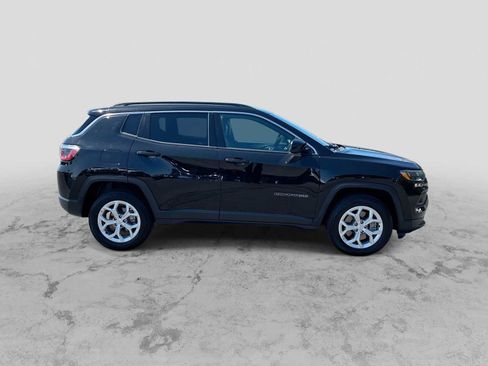 Used 2024 Jeep Compass Latitude AWD/4WD image 9