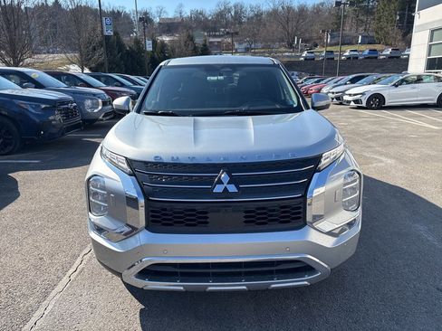 Used 2024 Mitsubishi Outlander SE image 2