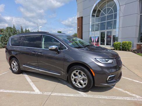 Used 2023 Chrysler Pacifica Limited w/ Uconnect Theater Family Group AWD/4WD image 2