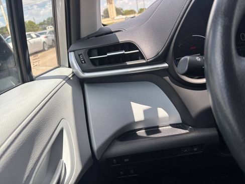 Used 2025 Toyota Sienna XLE FWD image 32
