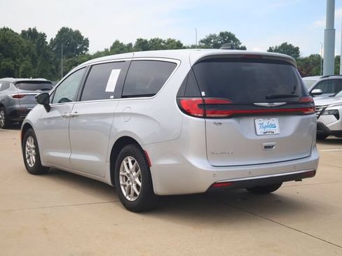 Used 2024 Chrysler Pacifica Touring-L FWD image 7