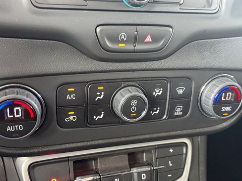 Used 2022 GMC Terrain SLE w/ Driver Convenience Package image 4