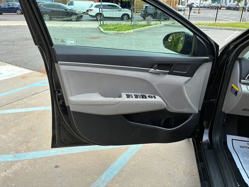 Used 2017 Hyundai Elantra SE w/ Cargo Package FWD image 9