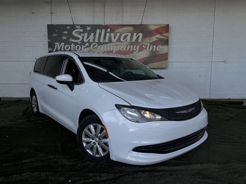 Used 2018 Chrysler Pacifica L image 7