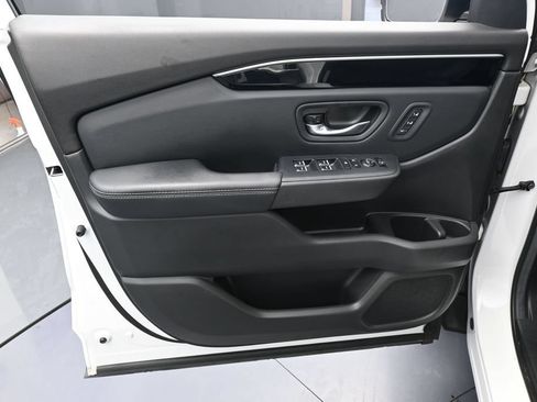Used 2025 Honda Pilot EX-L image 12