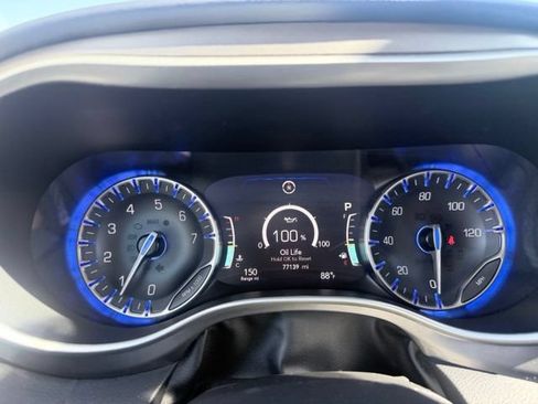 Used 2023 Chrysler Pacifica Touring-L FWD image 12