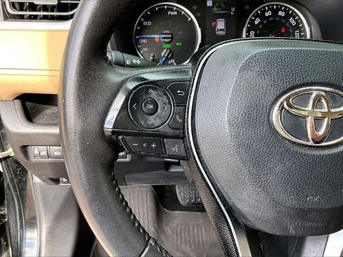 Used 2021 Toyota RAV4 XLE Premium image 10