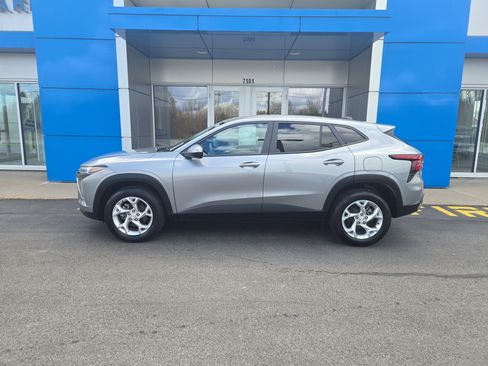 Used 2024 Chevrolet Trax LS w/ LS Convenience Package FWD image 6