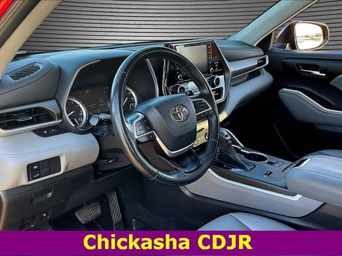 Used 2022 Toyota Highlander XLE image 16