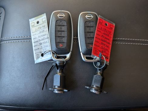 Used 2025 Nissan Pathfinder Platinum image 39