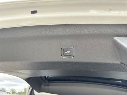 Used 2024 GMC Yukon XL SLT image 35