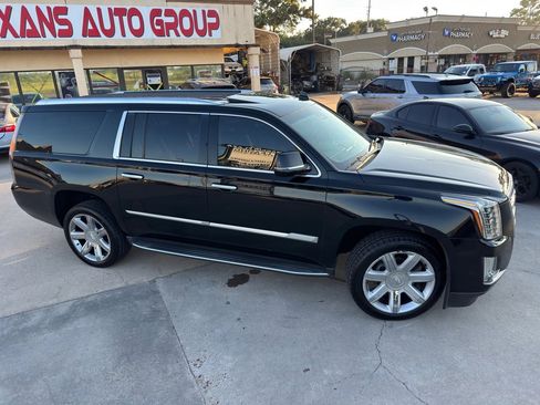 Used 2019 Cadillac Escalade ESV Luxury image 3