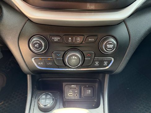 Used 2016 Jeep Cherokee Trailhawk w/ Cold Weather Group AWD/4WD image 15