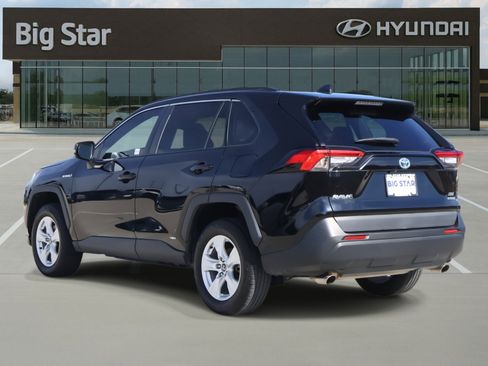 Used 2020 Toyota RAV4 XLE image 3