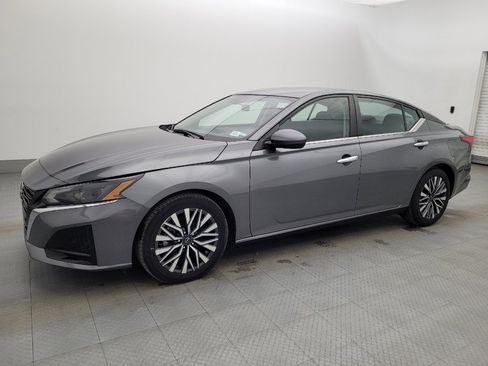 Used 2023 Nissan Altima 2.5 SV image 2