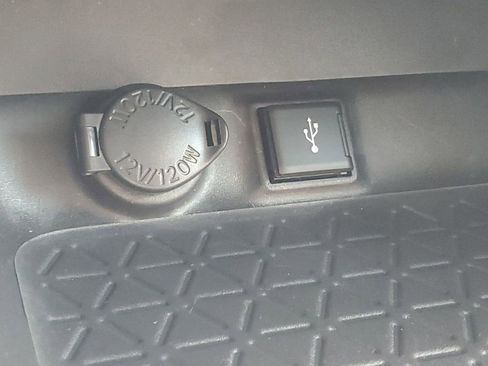 Used 2021 Toyota RAV4 XLE Premium image 32