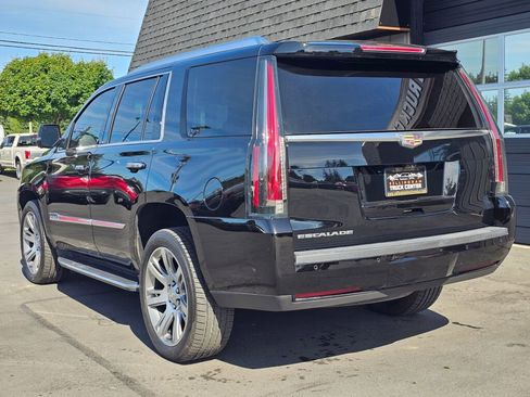 Used 2017 Cadillac Escalade Premium Luxury AWD/4WD image 3