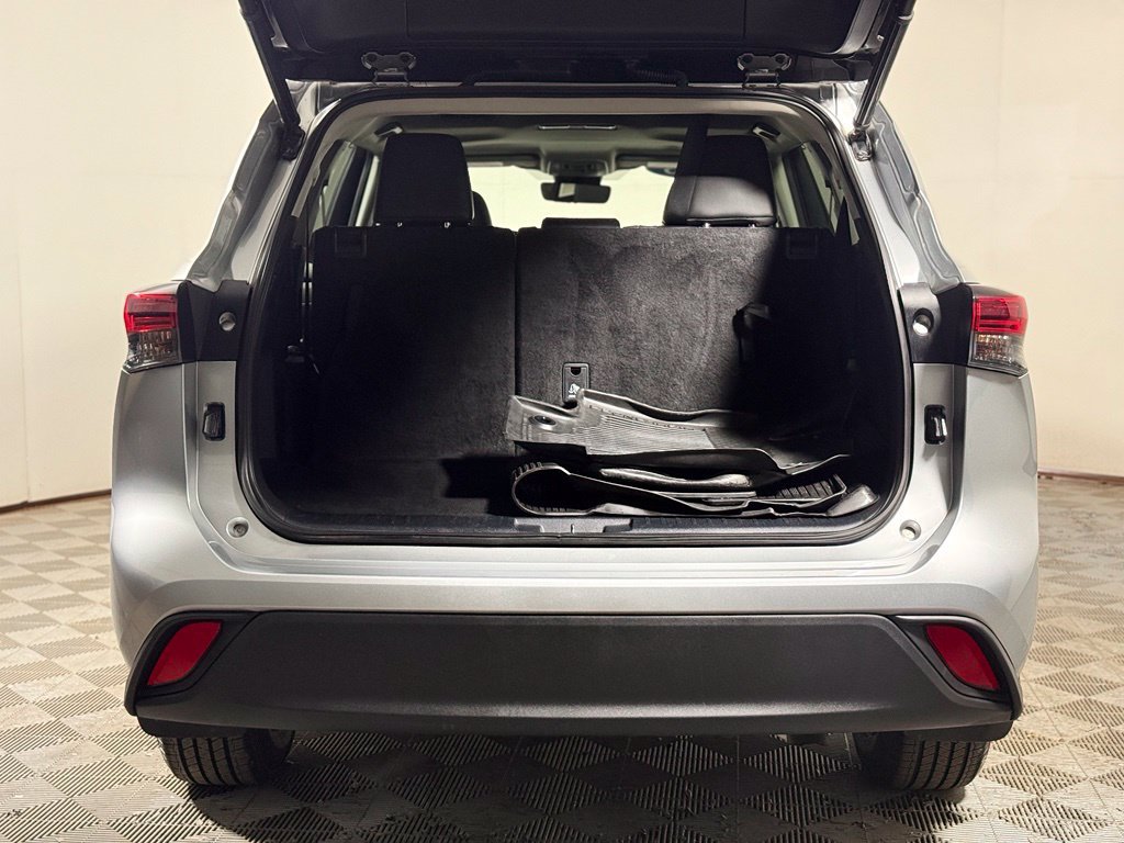Used 2023 Toyota Highlander XLE AWD/4WD image 6