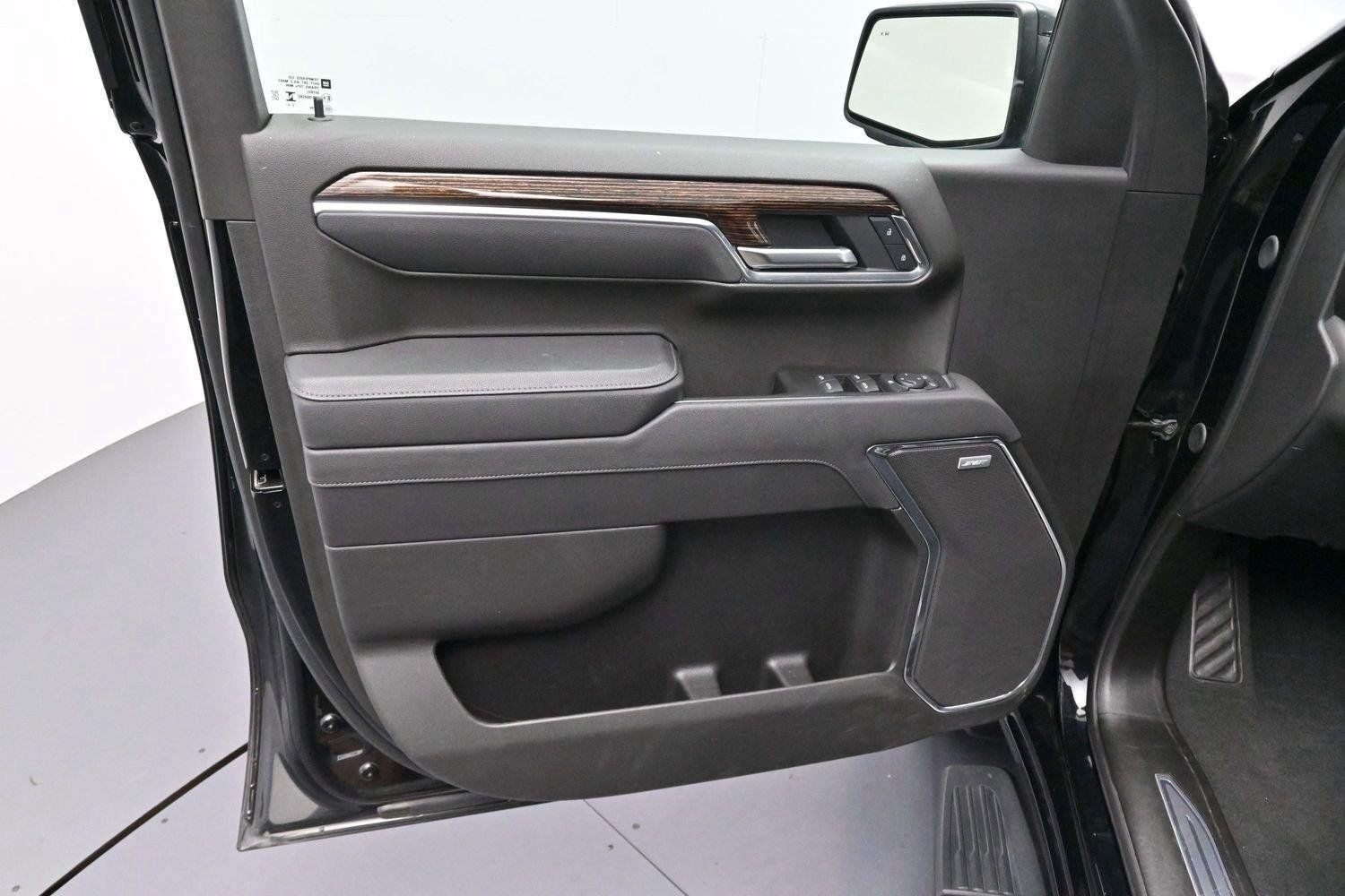 Used 2025 GMC Sierra 1500 Elevation w/ Elevation Premium Package AWD/4WD image 9
