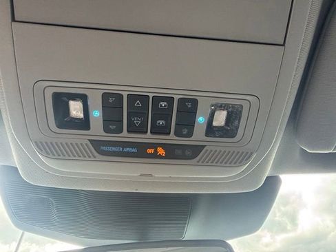 Used 2024 Ford Explorer Limited w/ Limited Technology Package AWD/4WD image 18
