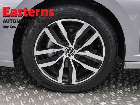 Used 2025 Volkswagen Jetta SE FWD image 31