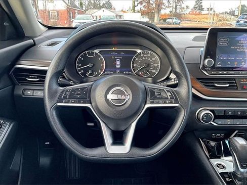 Used 2024 Nissan Altima 2.5 SV image 12