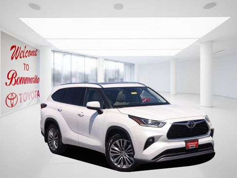 Used 2021 Toyota Highlander Platinum AWD/4WD image 2