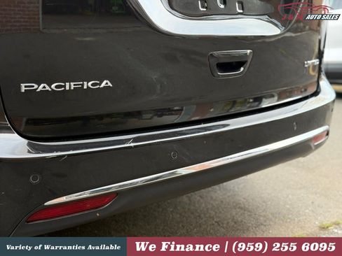 Used 2019 Chrysler Pacifica Limited FWD image 16