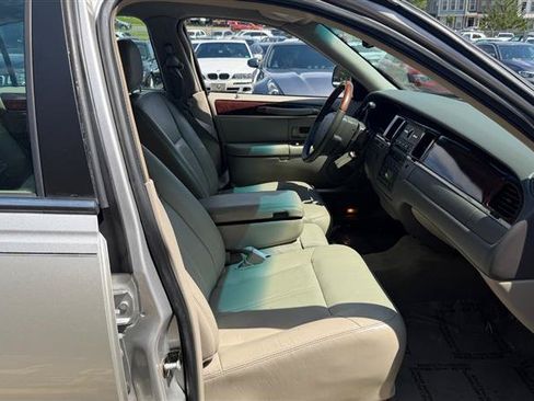 Used 2009 Lincoln Town Car Signature Limited RWD image 14