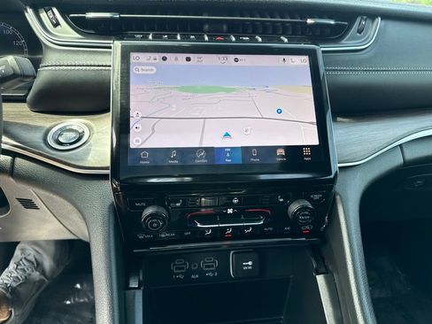 Certified 2025 Jeep Grand Cherokee L Limited AWD/4WD image 13