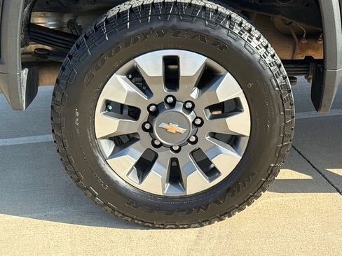 Used 2022 Chevrolet Silverado 2500 Custom w/ Custom Value Package AWD/4WD image 9
