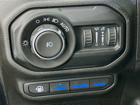 Used 2022 Jeep Wrangler Sahara w/ Cold Weather Group image 17